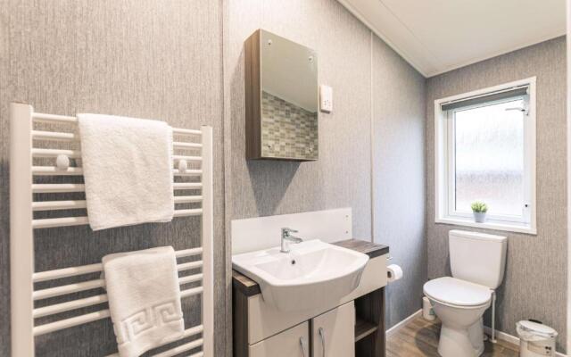 Moore Lodge with Hot Tub