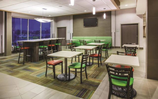 La Quinta Inn & Suites by Wyndham St. Paul-Woodbury
