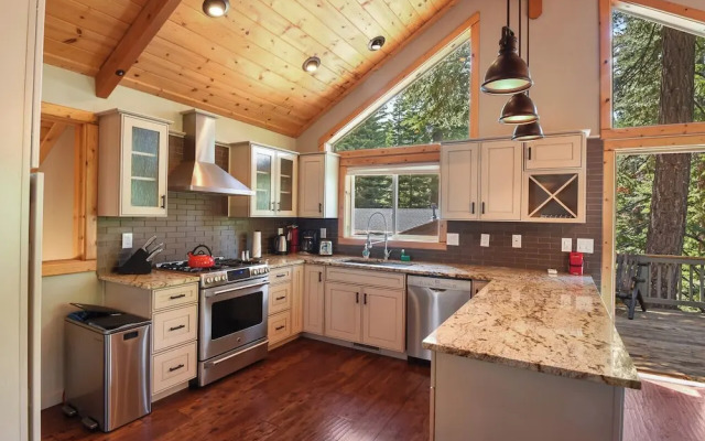 Luxury Tahoe Chalet Minutes to Dining