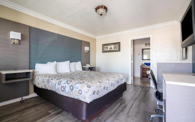 Solaire Inn & Suites