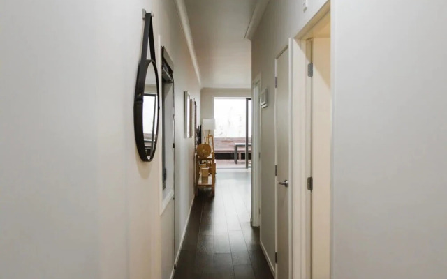 Modern 1 Bedroom Apartment With Spacious Courtyard in CBD