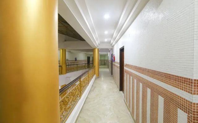 Collection O 50114 S R Grand Charbagh
