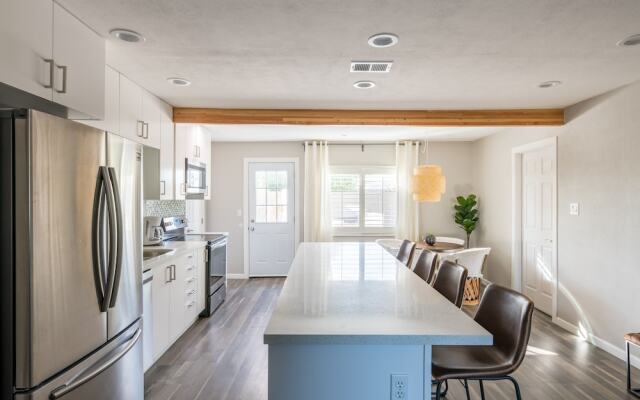 4BR Remodeled Classic near Old Town by WanderJaunt