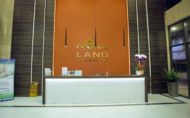 Ami Splendid Rooftop Pool