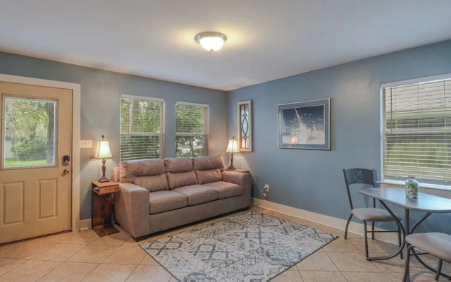 Delightful 2-bedroom, 1-bath Home Near Biloxi's Scenic Back Bay