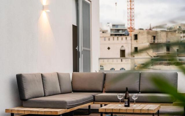 Luxurious Penthouse with Private POOL, WIFI & AC by 360 Estates