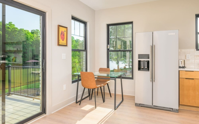 Energetic Lakeview Loft