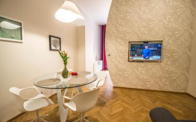 Bourgeois Apartment in Cultural Heritage Building by Ruterra