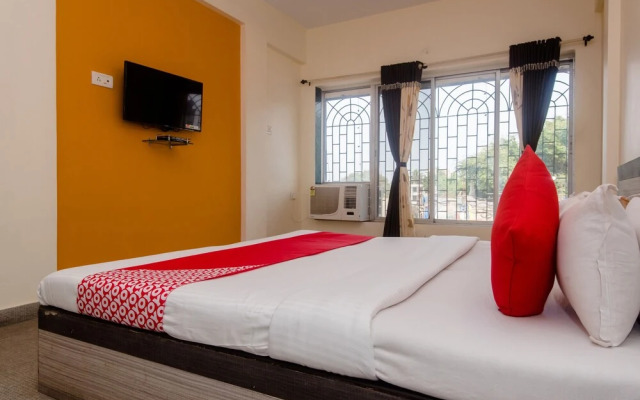 OYO 26206 Hotel Paras