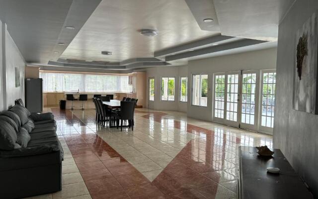 Luxury 5BD Villa - Massive Pool & Outdoor Vibe
