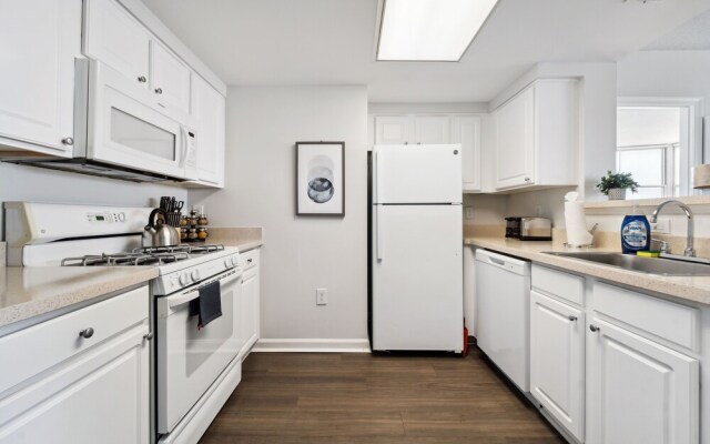 2BR Luxury City Suite With Gym & Pool