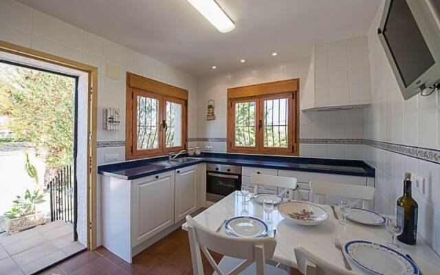 Villa - 4 Bedrooms with Pool, WiFi and Sea views - 104965