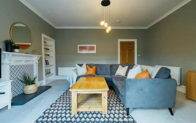 The Riverside Apartment (free parking)