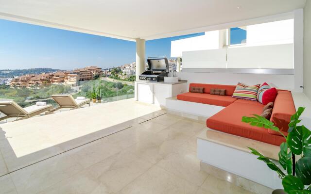 LMR- Luxury apartment, private pool. Families only