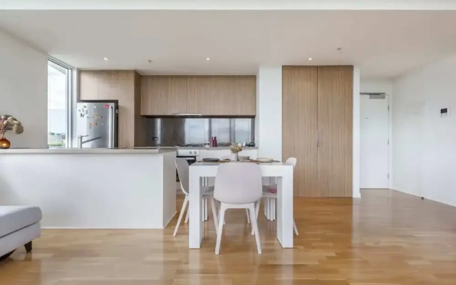 Stunning View 2-bed in Port Melbourne w/ Parking