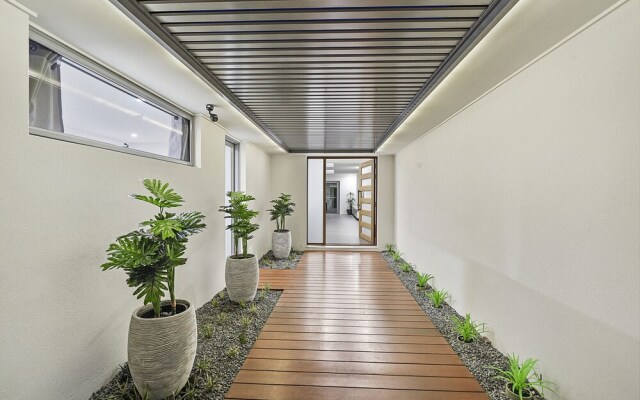 Just in Paradise Waterfront 5 Bedroom Deluxe House Central Broadbeach