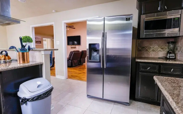 3Bdrm 2.5Bath 6Beds - Pool House