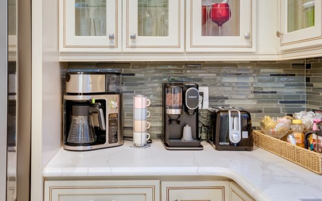 Pet-friendly Salem Apartment w/ Shared Deck!