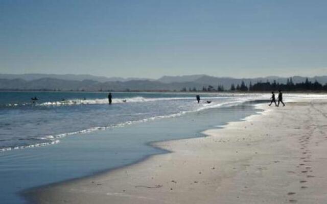 Whispering Sands Beachfront Motel