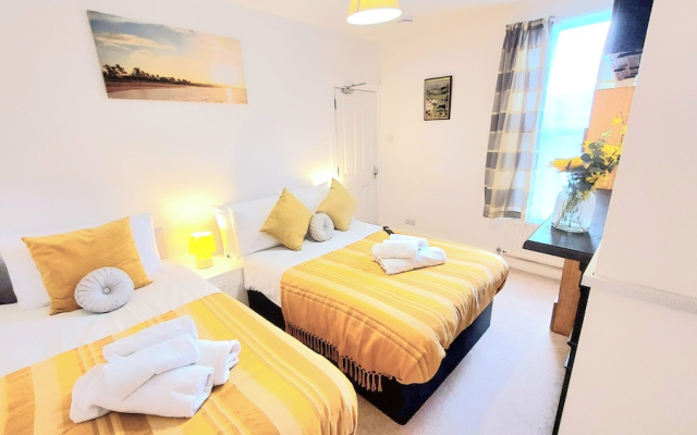 5Br House-sleeps12-garden-familyfriendly