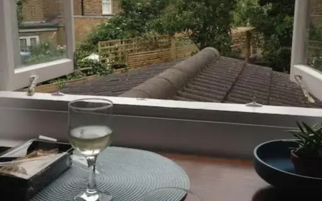 Charming English Style Studio Flat (Adults Only)