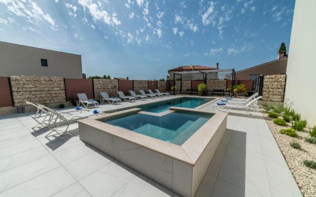 PINNA RESIDENCE - Datul