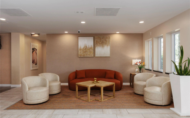 Orangewood Inn & Suites Kansas City Airport