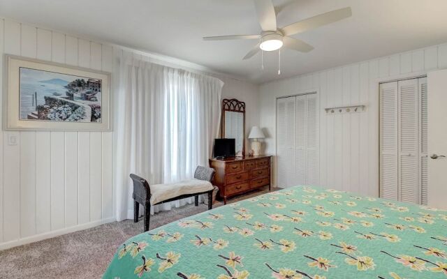 Dog Friendly Oceanfront Beach House by RedAwning