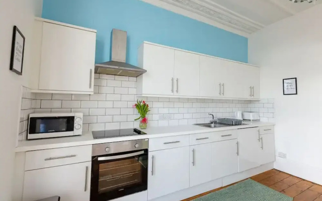 5-bed House With Distant sea Views in Plymouth
