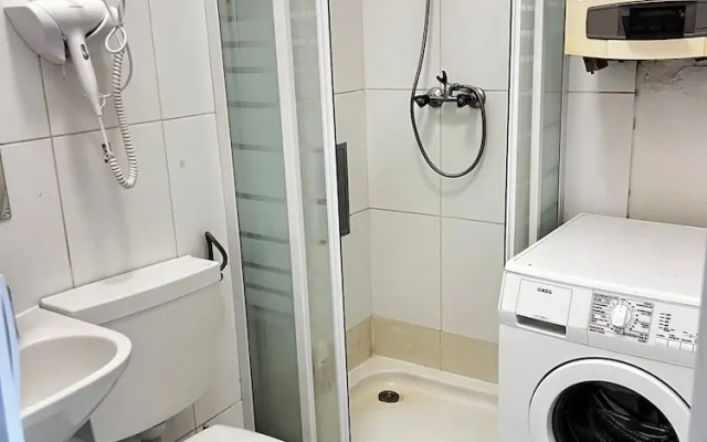 Pleasant 2BR Apt Near U6 Schöpfwerk