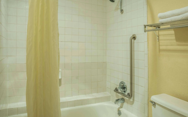 Super 8 by Wyndham San Marcos