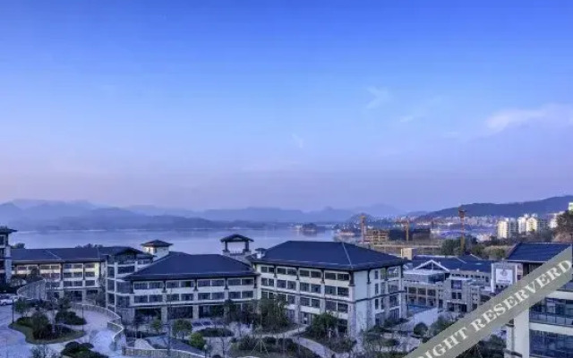 Rezen Select Qiandao Lake Central Dock