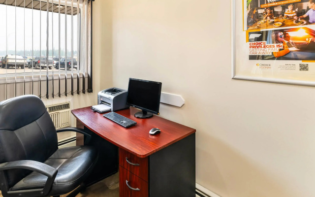 Econo Lodge Inn & Suites