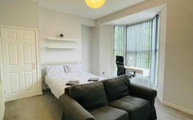 Modern 6 bedroom 5 min walk to beach & restaurants