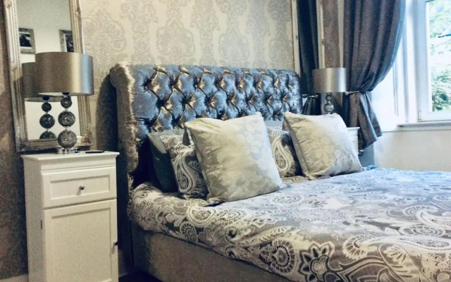 The Lion'S Den On Royal Street