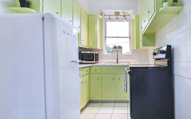 Vibrant Apartment in Forest Hill (Free Parking)