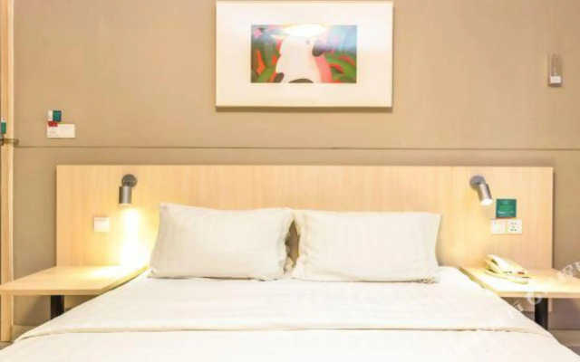 Jinbaizi Hotel (Guangzhou Zhongshan Yidongshankou Subway Station Store)