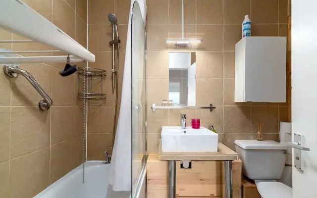 Amazing 2 Bedroom Flat in East London, Fits 5
