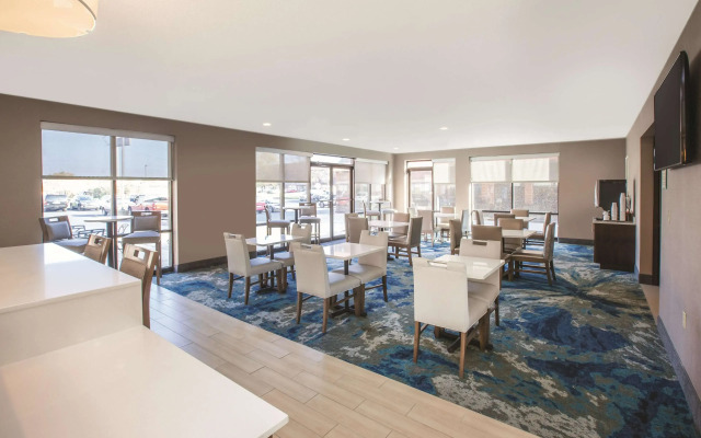 La Quinta Inn & Suites by Wyndham Philadelphia Airport