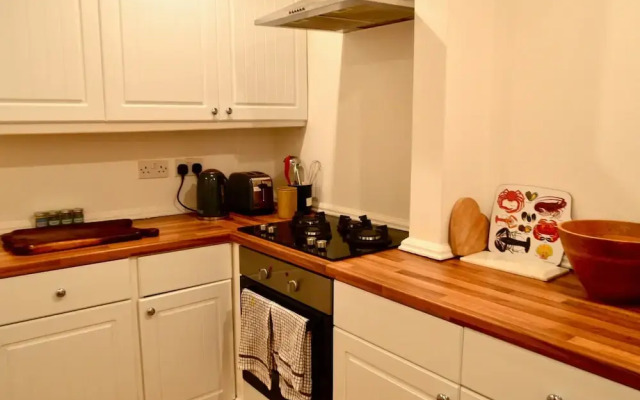 Spacious 2 Bedroom Apartment Near Holyrood Park