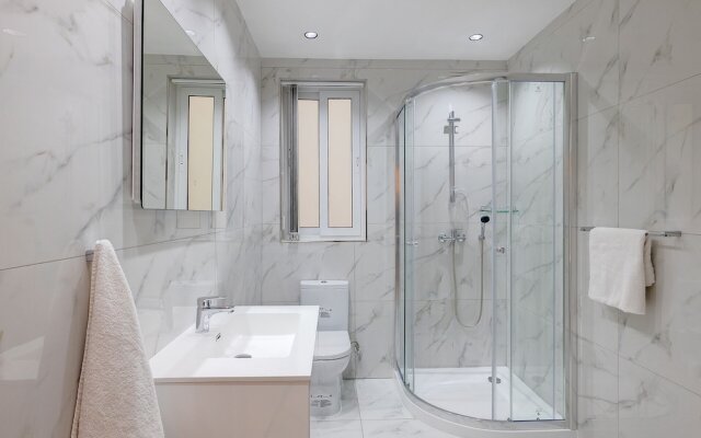 Cosy Apartment Steps to St George's Bay