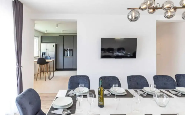 Expansive Retreat With Private Pool & Bbq, Near the Beach