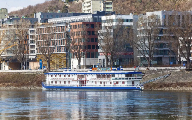 Botel Marina