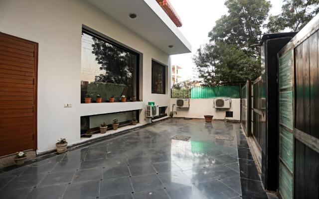 OYO 8337 DLF Phase 4