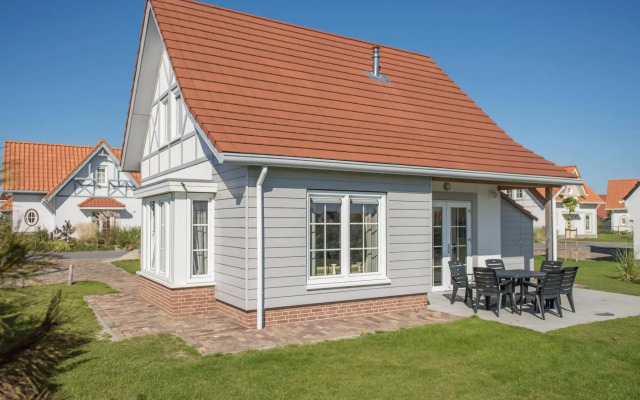 Detached villa with 2 bathrooms, beach at 400m.