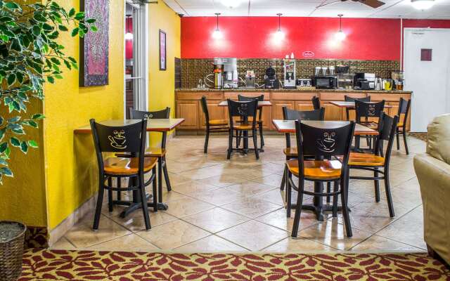 Econo Lodge Inn & Suites Walnut