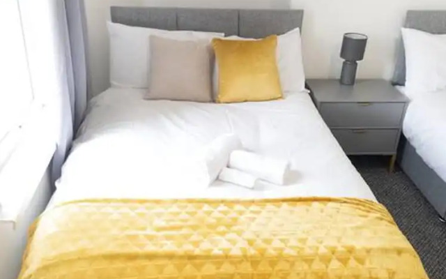 2 bed Townhouse Close to LFC Stadium