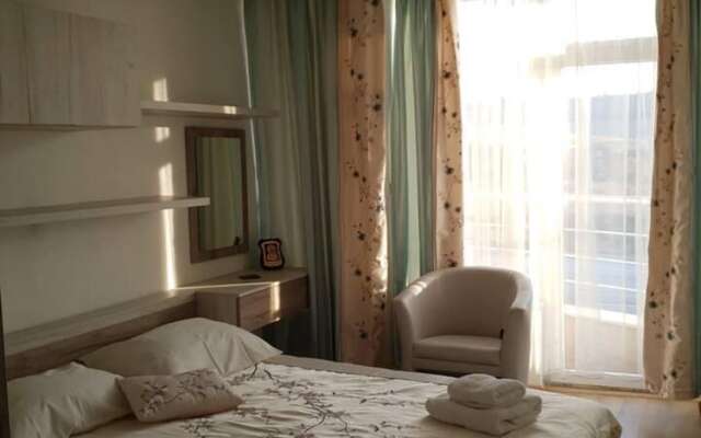 2-bed - Sleeps 4 - w Parking