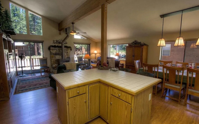 5 Bedrooms Kings Beach Home