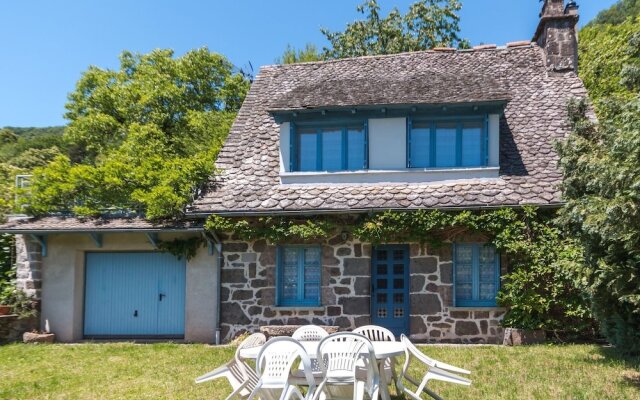 Spacious Holiday Home near Forest in Auvergne